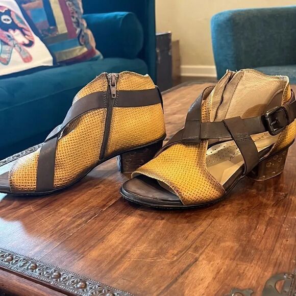 Unity in Diversity Silene sandal, size 5.5! - Picture 3 of 8